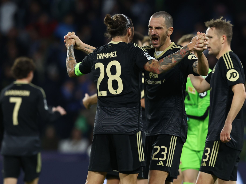 Die Unioner Leonardo Bonucci (M) und Christopher Trimmel (l) feiern das Remis in Neapel. - Foto: Alessandro Garofalo/LaPresse via ZUMA Press/dpa