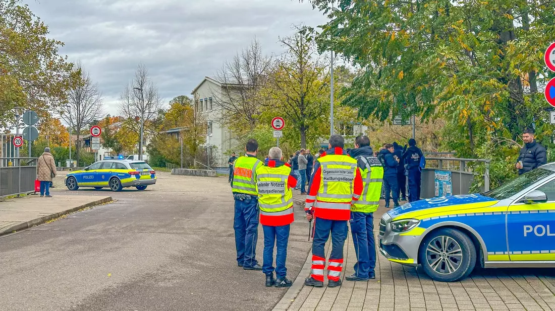 Bei einem Großeinsatz der Polizei an einer Schule in Offenburg ist ein Tatverdächtiger festgenommen worden. - Bild: Christina Häußler/Einsatz-Report24/dpa
