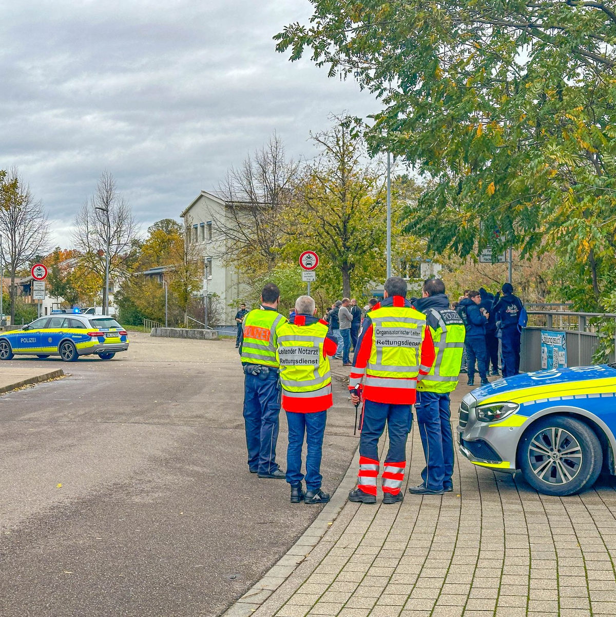 Bei einem Großeinsatz der Polizei an einer Schule in Offenburg ist ein Tatverdächtiger festgenommen worden. - Foto: Christina Häußler/Einsatz-Report24/dpa