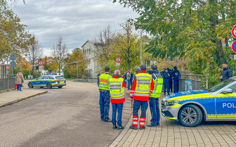 Bei einem Großeinsatz der Polizei an einer Schule wurde ein Tatverdächtiger festgenommen. - Foto: Christina Häußler/Einsatz-Report24/dpa