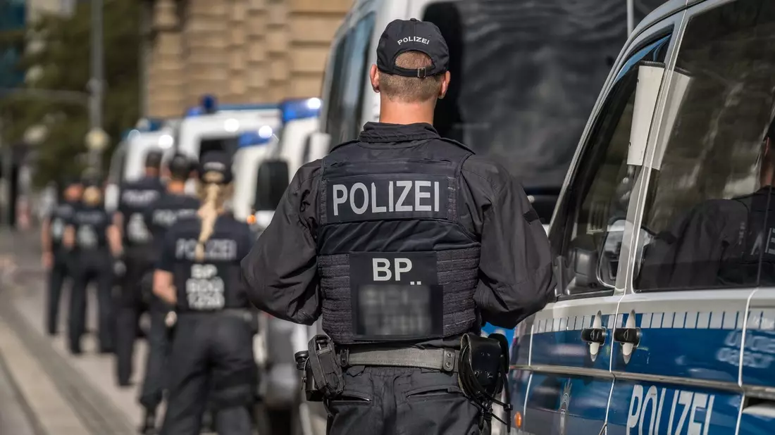 Bundespolizeidirektion München: Staatsanwaltschaft Landshut und Bundespolizeiinspektion Kriminalitätsbekämpfung München decken Netzwerk von Finanzdienstleistern der Schleuserorganisationen auf - Bild: presseportal.de