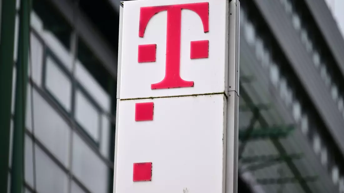 Das Logo der Deutschen Telekom AG: Das Unternehmen hat Zahlen für das dritte Quartal bekanntgegeben. - Bild: Martin Schutt/dpa
