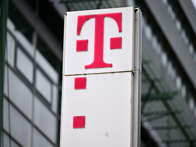 Das Logo der Deutschen Telekom AG: Das Unternehmen hat Zahlen für das dritte Quartal bekanntgegeben. - Foto: Martin Schutt/dpa