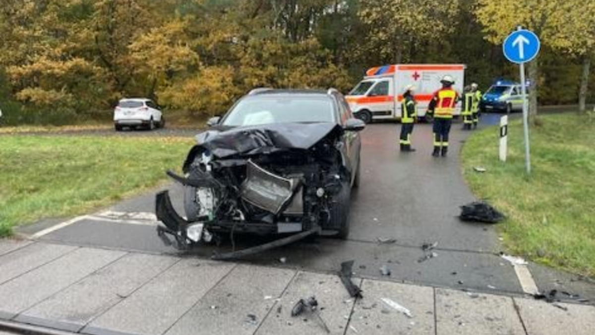 POL-LG: ++ Pkw kollidiert mit Erixx an Bahnübergang - drei Personen leicht verletzt ++ - Foto: presseportal.de