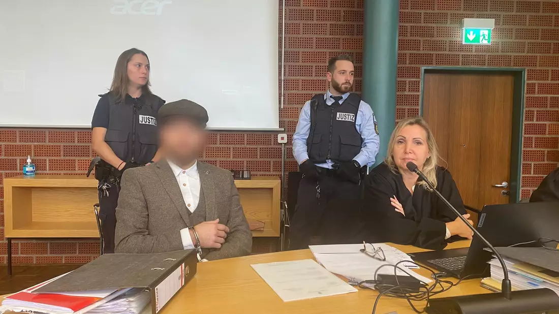 Der Angeklagte muss sich wegen Körperverletzung und Nachstellung mit Todesfolge vor Gericht verantworten. - Bild: Aleksandra Bakmaz/dpa