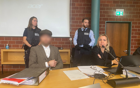 Der Angeklagte muss sich wegen Körperverletzung und Nachstellung mit Todesfolge vor Gericht verantworten. - Bild: Aleksandra Bakmaz/dpa