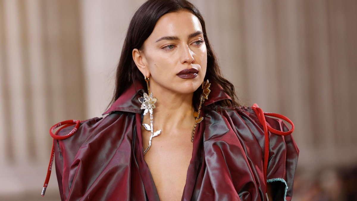 Irina Shayk hasste es als Kind, ein Mädchen zu sein. - Foto: Vianney Le Caer/Invision/AP/dpa