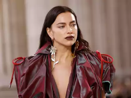 Irina Shayk hasste es als Kind, ein Mädchen zu sein. - Foto: Vianney Le Caer/Invision/AP/dpa