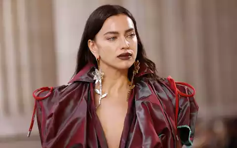 Irina Shayk hasste es als Kind, ein Mädchen zu sein. - Foto: Vianney Le Caer/Invision/AP/dpa
