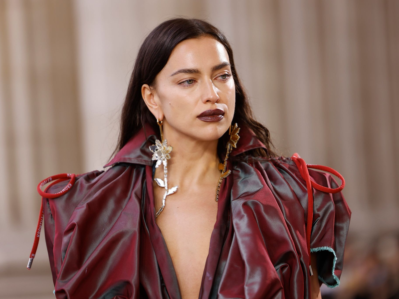 Irina Shayk hasste es als Kind, ein Mädchen zu sein. - Foto: Vianney Le Caer/Invision/AP/dpa