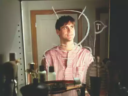 Truman Burbank - dargestellt von Jim Carrey - wird rund um die Uhr für eine Realityshow von Kameras beobachtet. - Foto: Paramount Pictures/ZDF/dpa