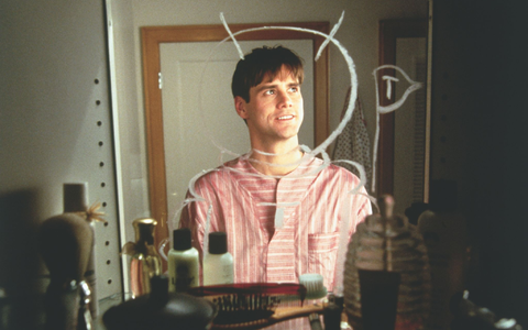 Truman Burbank - dargestellt von Jim Carrey - wird rund um die Uhr für eine Realityshow von Kameras beobachtet. - Foto: Paramount Pictures/ZDF/dpa