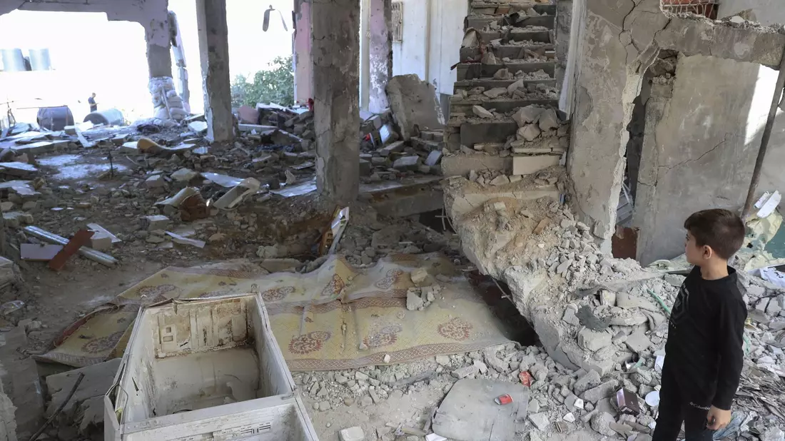 Ein Junge steht in den Trümmern einer Moschee, die nach einem israelischen Luftangriff zerstört wurde. - Bild: ---/kyodo/dpa