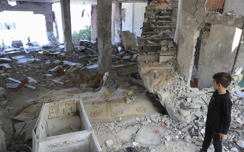 Ein Junge steht in Dschenin in den Trümmern einer Moschee, die nach einem israelischen Luftangriff zerstört wurde (Archivbild). - Foto: ---/kyodo/dpa