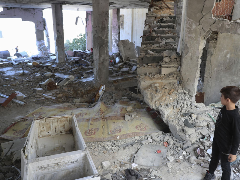 Ein Junge steht in Dschenin in den Trümmern einer Moschee, die nach einem israelischen Luftangriff zerstört wurde (Archivbild). - Foto: ---/kyodo/dpa