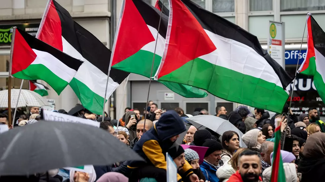 Muslimisch geprägte Staaten bemängelten in Genf die teilweise Einschränkung von propalästinensischen Demonstrationen in Deutschland. Vertreter Katars, Libyens, Ägyptens und anderer Länder erklärten in ihren Wortmeldungen, dass damit das Recht auf Versammlungsfreiheit eingeschränkt werde. - Bild: Christoph Reichwein/dpa