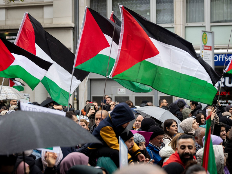 Muslimisch geprägte Staaten bemängelten in Genf die teilweise Einschränkung von propalästinensischen Demonstrationen in Deutschland. Vertreter Katars, Libyens, Ägyptens und anderer Länder erklärten in ihren Wortmeldungen, dass damit das Recht auf Versammlungsfreiheit eingeschränkt werde. - Foto: Christoph Reichwein/dpa