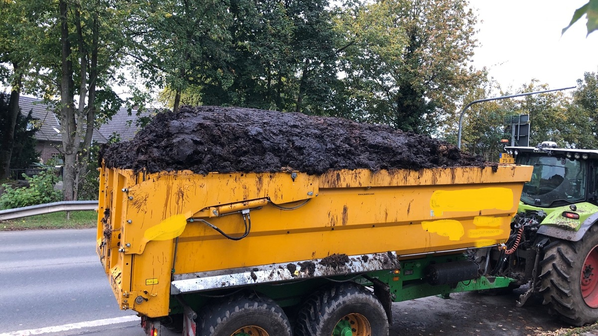 POL-WES: Xanten - Überladener Anhänger - Foto: presseportal.de