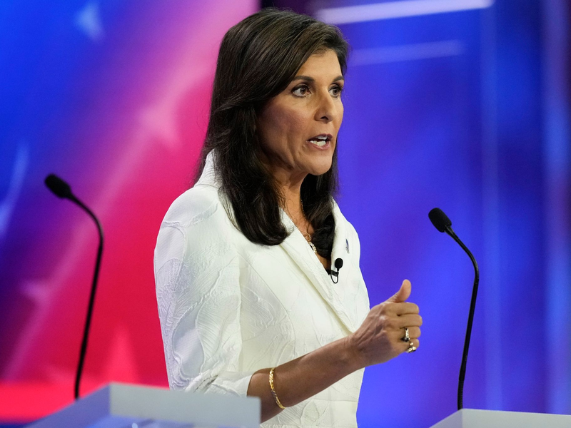 Zunächst galt sie mit Umfragewerten im niedrigen einstelligen Bereich als eher aussichtslos. In den vergangenen Wochen legte sie in Umfragen jedoch deutlich zu: Nikki Haley. - Foto: Rebecca Blackwell/AP