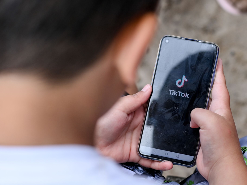 Ein Junge schaut auf ein Smartphone: Die EU-Kommission verlangt Infos von Plattformbetreibern zu ihren Jugendschutz-Aktivitäten. - Foto: Jens Kalaene/dpa-Zentralbild/dpa