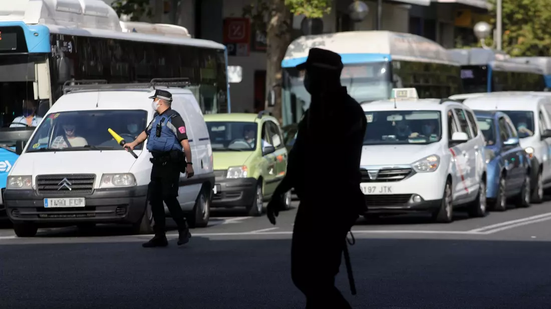 Polizisten blockieren eine Straße in Madrid - und fahnden nach einem Motorradfahrer. (Symbolbild) - Bild: Eduardo Parra/EUROPA PRESS/dpa