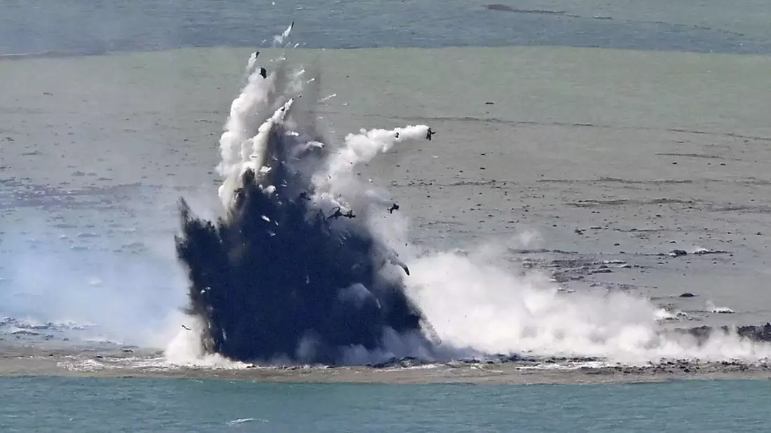 Unweit der Insel Iwoto hat sich nach Ausbruch eines Unterwasservulkans eine neue Insel gebildet. - Bild: Uncredited/Kyodo News/AP/dpa