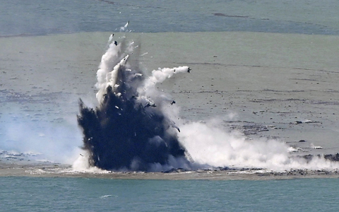 Unweit der Insel Iwoto hat sich nach Ausbruch eines Unterwasservulkans eine neue Insel gebildet. - Foto: Uncredited/Kyodo News/AP/dpa