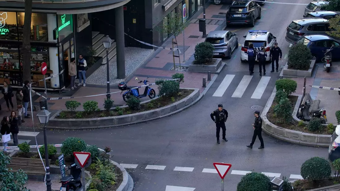 Polizisten riegeln eine Straße in Madrid ab - es wird nach zwei Motorradfahrern gefahndet. - Bild: Andrea Comas/AP/dpa