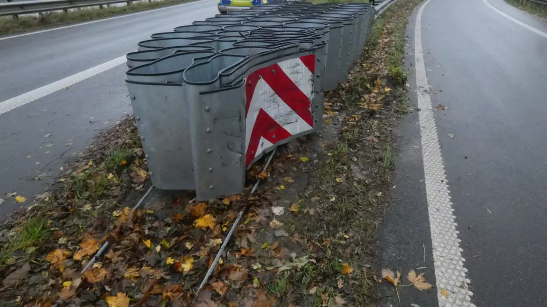 POL-OL: ++ Verkehrsunfallflucht nach Unfall mit hohem Sachschaden von ca. 30.000 EUR ++ Zeugenaufruf ++ - Bild: presseportal.de