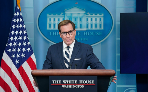 «Wir arbeiten mit Hochdruck daran, Antworten zu bekommen», sagte John Kirby über die Drohnensichtungen. - Foto: Evan Vucci/AP/dpa