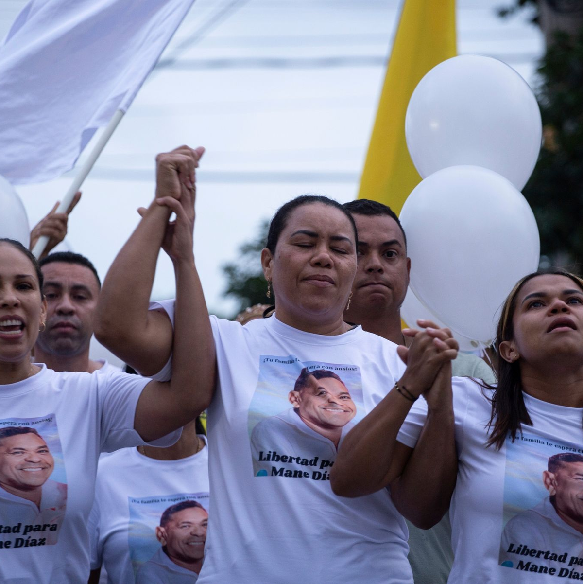 Glückliches Ende: Cilenis Marulanda (M.), Mutter von Luís Diaz, während einer Kundgebung für die Freilassung ihres Mannes Ende Oktober. - Foto: Leo Carrillo/AP/dpa