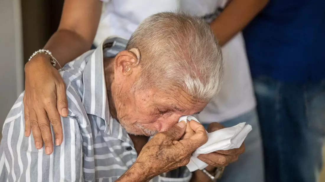 Der Vater von Luis Díaz mit Tränen in den Augen, nachdem er die Nachricht erhalten hat, dass er von seinen Entführern freigelassen wird. - Bild: Ivan Valencia/AP/dpa