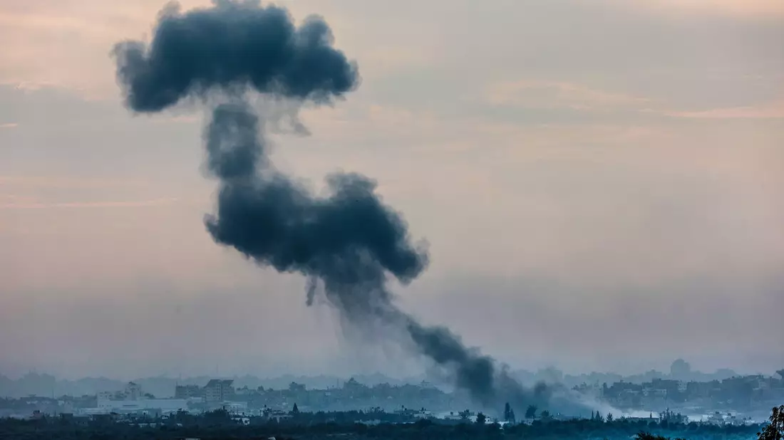 Rauch steigt nach einem israelischen Angriff aus dem Gazastreifen auf. - Bild: Ilia Yefimovich/dpa