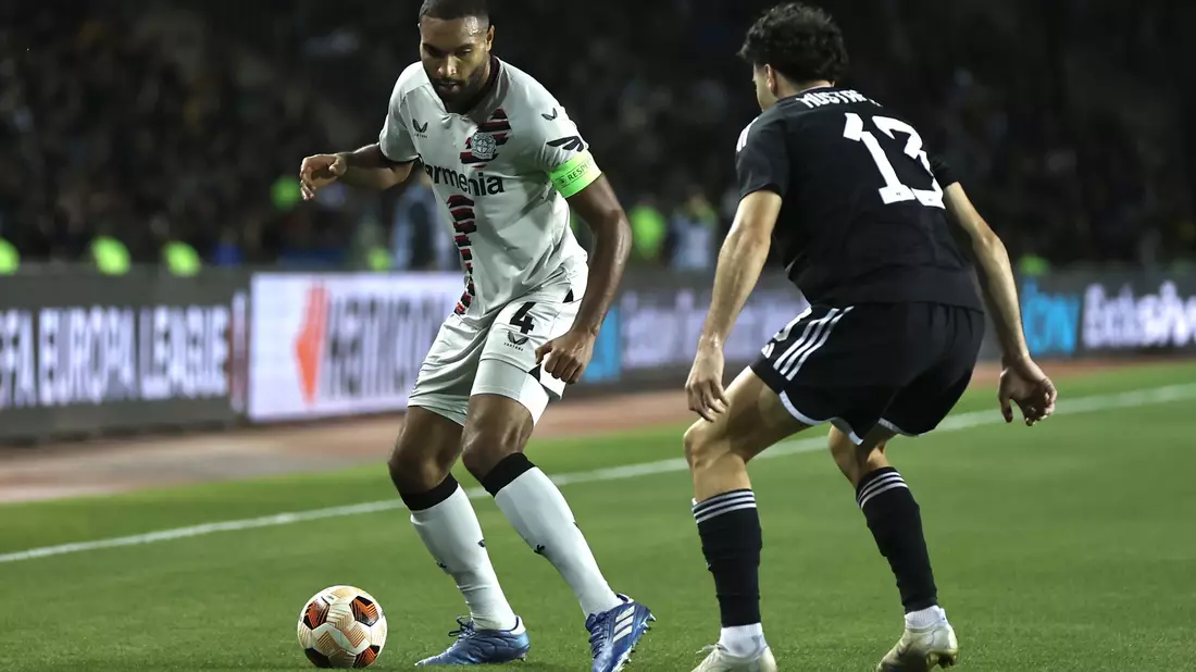 Victor Boniface (vorne) war Leverkusens später Matchwinner in Baku. - Bild: Aziz Karimov/AP/dpa