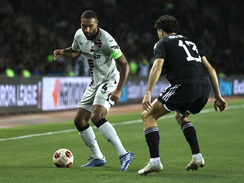 Victor Boniface (vorne) war Leverkusens später Matchwinner in Baku. - Foto: Aziz Karimov/AP/dpa