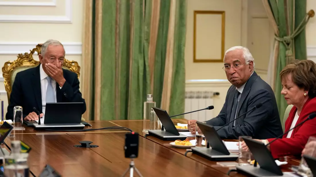Der scheidende Premier Antonio Costa (M.) und Präsident Marcelo Rebelo de Sousa (l.) während einer Sitzung im Präsidentenpalast. - Bild: Armando Franca/AP/dpa