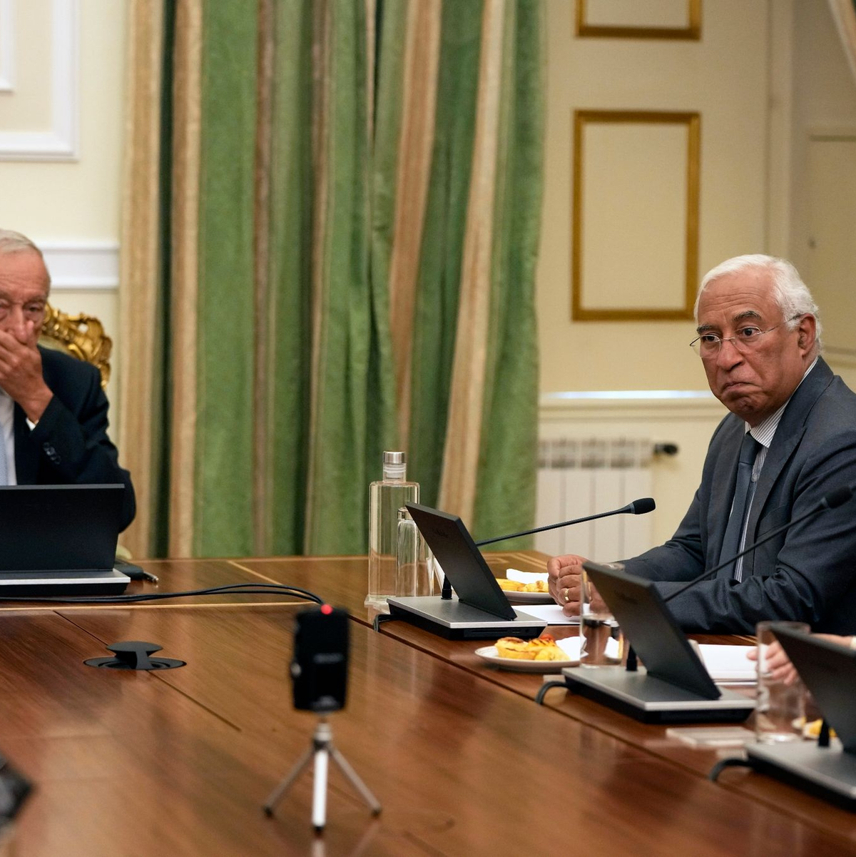 Der scheidende Premier Antonio Costa (M.) und Präsident Marcelo Rebelo de Sousa (l.) während einer Sitzung im Präsidentenpalast. - Foto: Armando Franca/AP/dpa