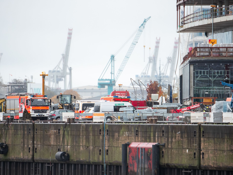 Auf einer Baustelle kam es zu einem schweren Unfall. - Foto: Daniel Bockwoldt/dpa