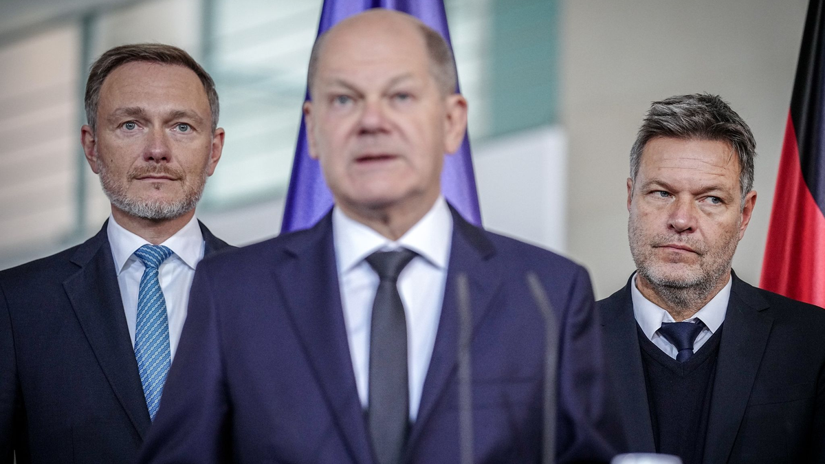 Bundeskanzler Olaf Scholz (M.), Finanzminister Christian Lindner (l.) und Bundeswirtschaftsminister Robert Habeck. - Foto: Kay Nietfeld/dpa