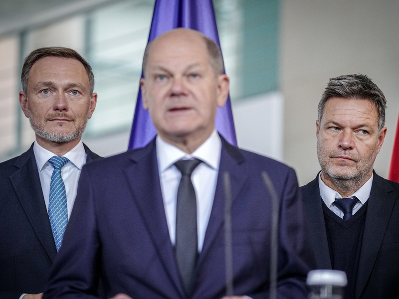 Bundeskanzler Olaf Scholz (M.), Finanzminister Christian Lindner (l.) und Bundeswirtschaftsminister Robert Habeck. - Foto: Kay Nietfeld/dpa