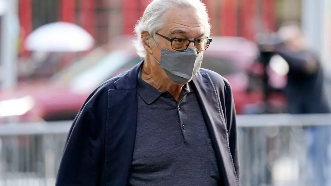 Schauspieler Robert De Niro kommt am Gericht in New York an. - Bild: Seth Wenig/AP