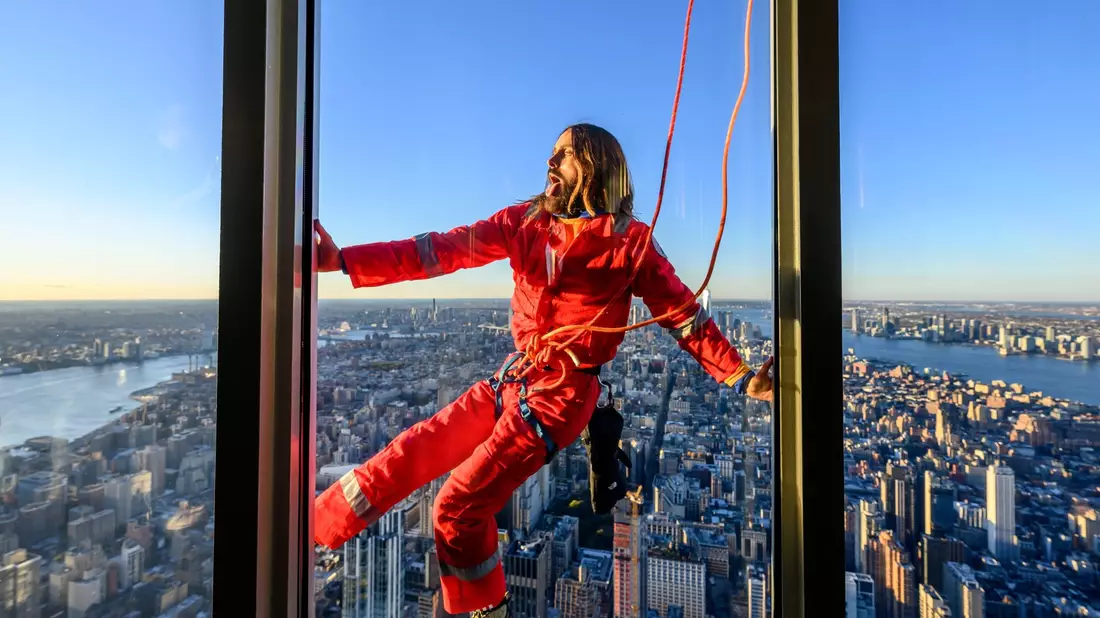 US-Schauspieler Jared Leto hängt in den Seilen. - Bild: Roy Rochlin/Getty Images/Empire State Realty Trust/dpa