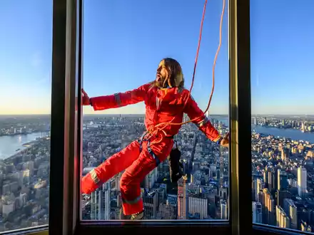 US-Schauspieler Jared Leto hängt in den Seilen. - Foto: Roy Rochlin/Getty Images/Empire State Realty Trust/dpa