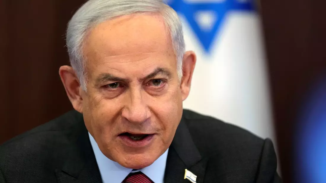 Israels Regierungschef Benjamin Netanjahu spricht eine drastische Warnung an die Hisbollah aus. - Bild: Abir Sultan/Pool EPA/AP/dpa