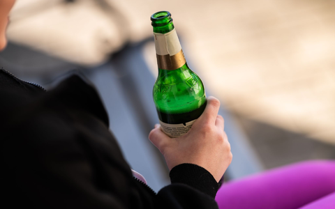 Ausschweifendes Alkohol trinken nimmt laut einer Studie bei jungen Leuten wieder zu. (Archivbild) - Foto: Silas Stein/dpa Ausschweifendes Alkohol trinken nimmt laut einer Studie bei jungen Leuten wieder zu. (Archivbild) - Foto: Silas Stein/dpa