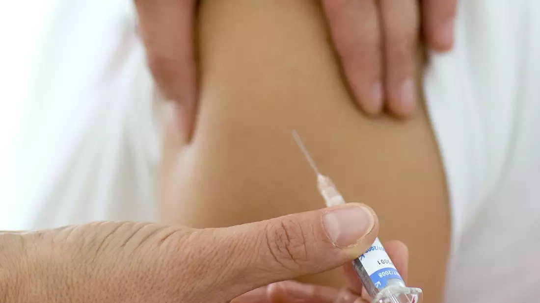 Eine Impfung gegen krebsauslösende Humane Papillomviren (HPV) wird verabreicht. - Bild: Patrick Pleul/dpa-Zentralbild/dpa