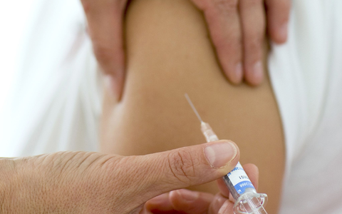 Eine Impfung gegen krebsauslösende Humane Papillomviren (HPV) wird verabreicht. - Foto: Patrick Pleul/dpa-Zentralbild/dpa