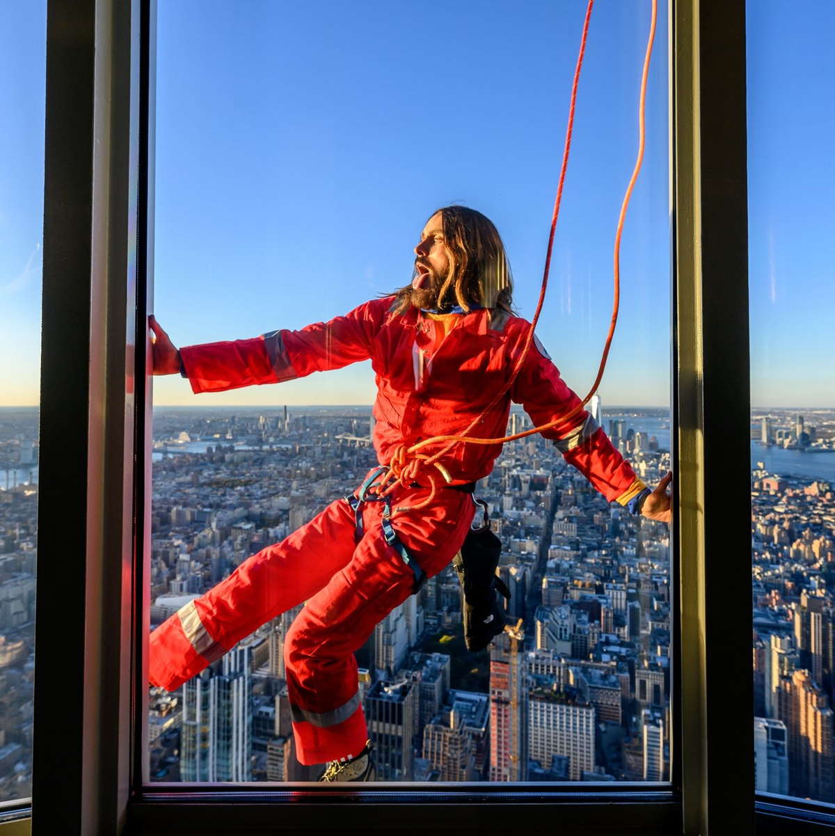 Jared Leto hängt in den Seilen. - Foto: Roy Rochlin/Getty Images/Empire State Realty Trust/dpa