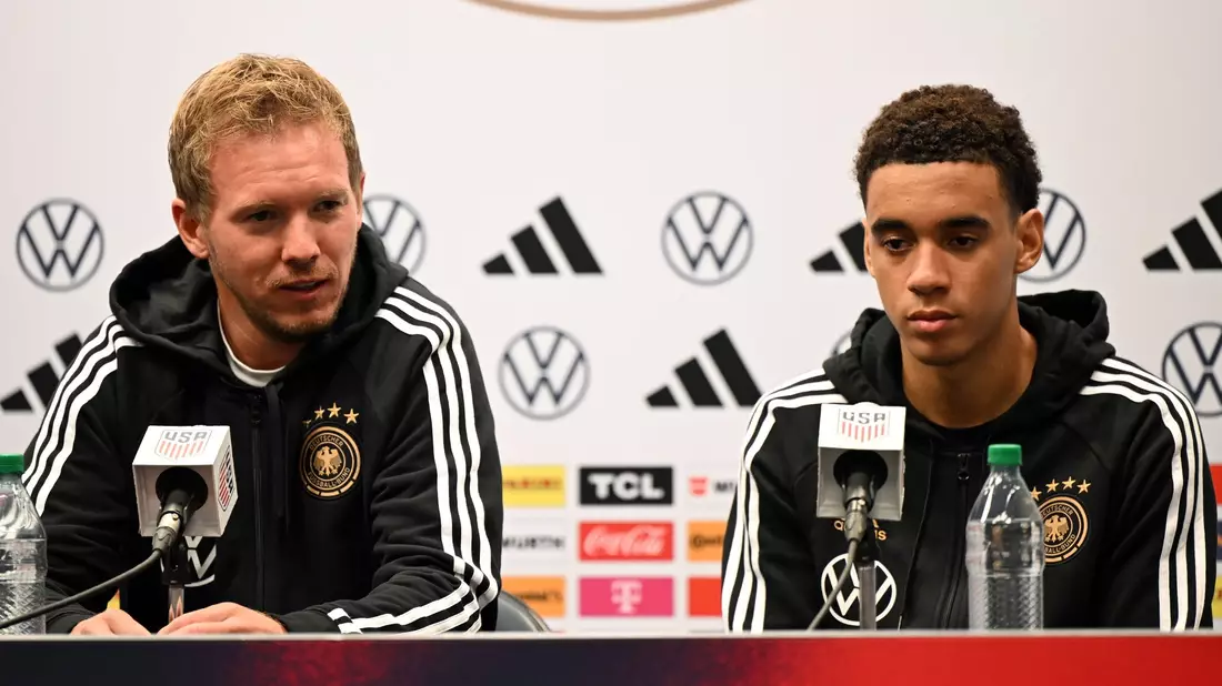 Bundestrainer Julian Nagelsmann (l) muss auf Jamal Musiala verzichten. - Bild: Federico Gambarini/dpa
