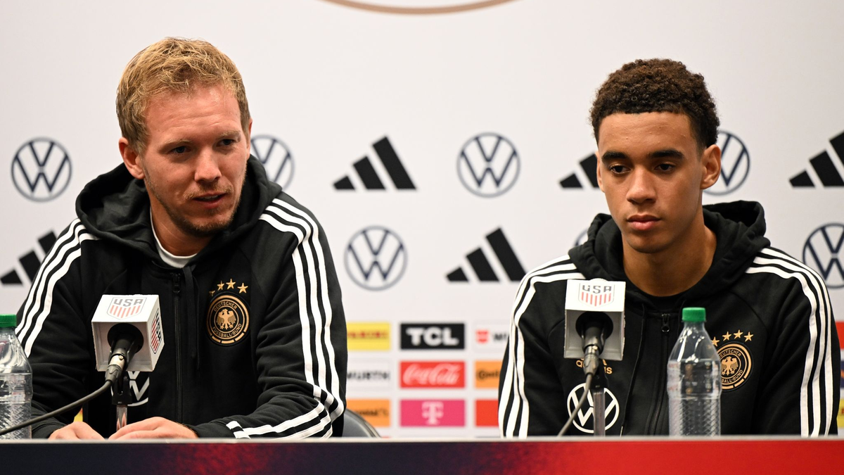 Bundestrainer Julian Nagelsmann (l) muss auf Jamal Musiala verzichten. - Foto: Federico Gambarini/dpa